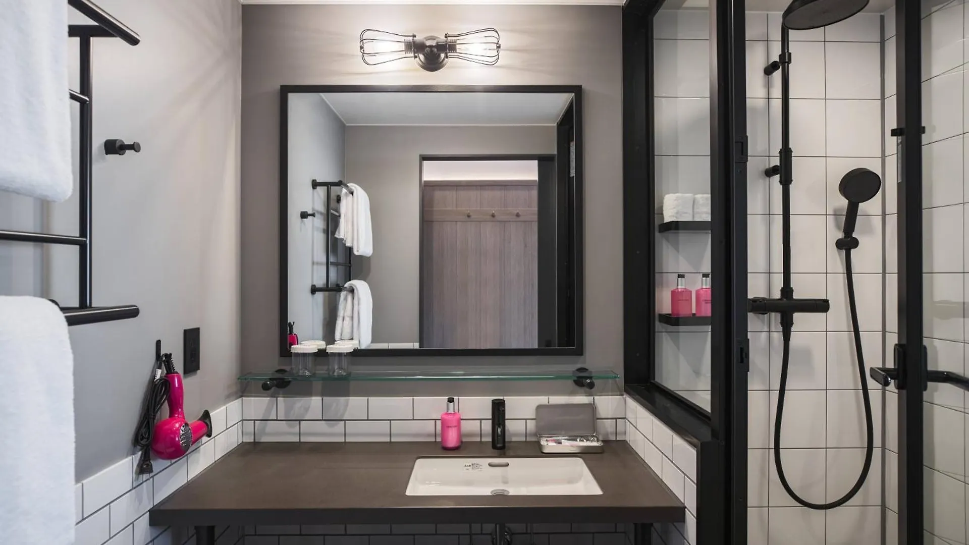 Отель Moxy Tokyo Kinshicho 4*,  Япония